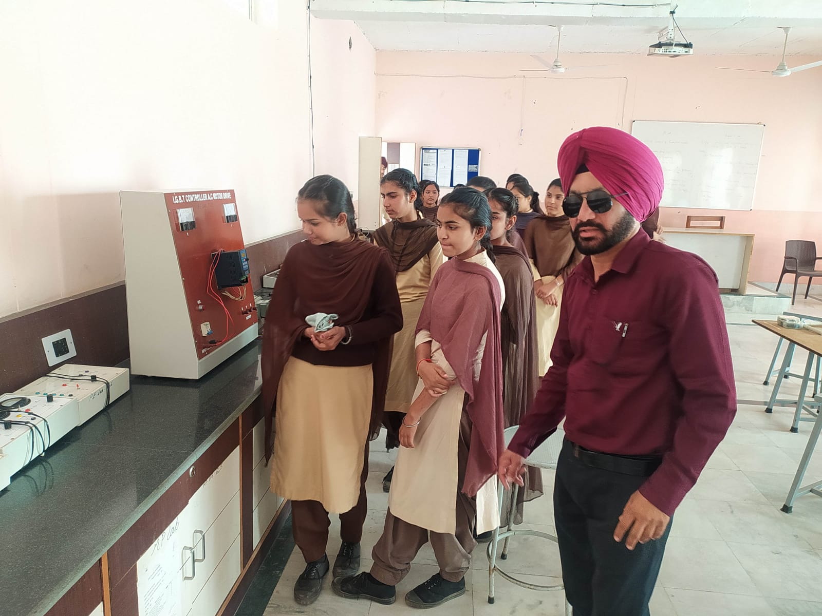 students of GSSS bharatpur, Visited to our college GGSCMT (20)