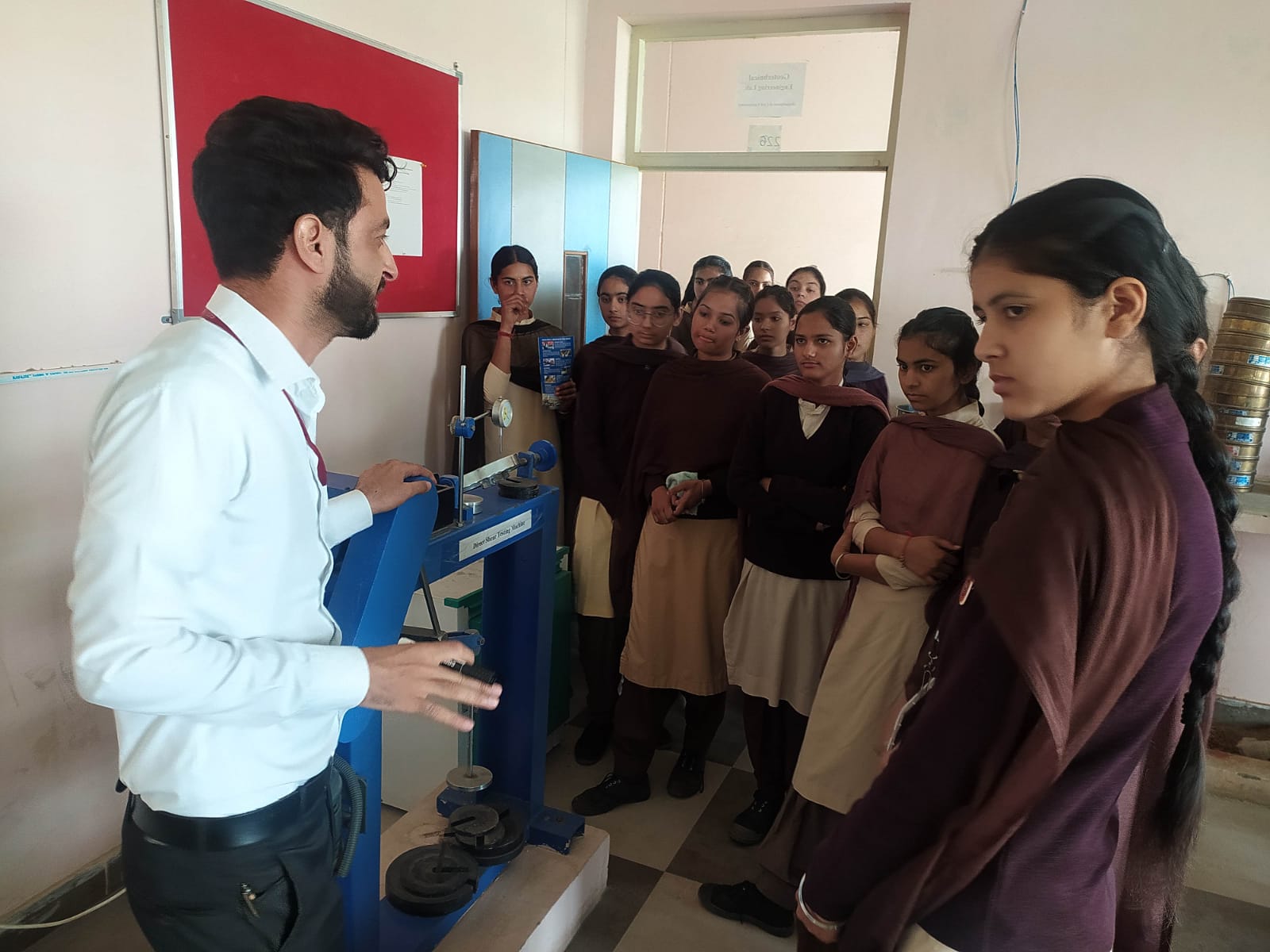 students of GSSS bharatpur, Visited to our college GGSCMT (20)